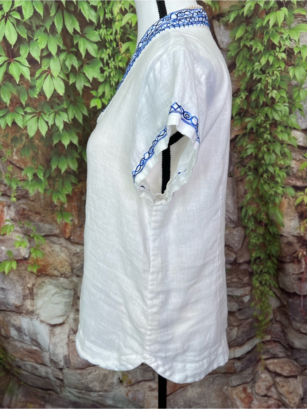 BRITISH INDIA TRAVELER White and Blue Embroidered Linen Short Sleeve Top, M/7 - Picture 7 of 13